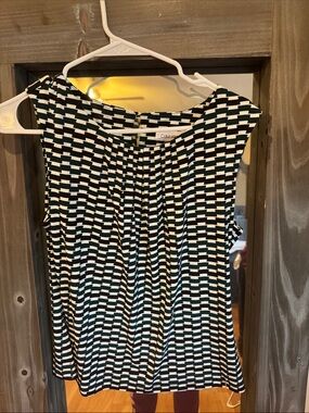 Sleeveless patterned top dark green and black
